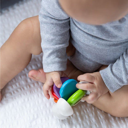 JUGUETE DE MADERA PLAN TOYS ·COCHÉ BEBÉ ARCOÍRIS· - Happy Moments Baby