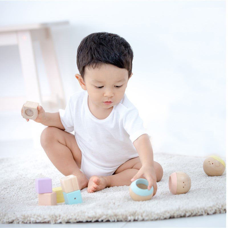 JUGUETE DE MADERA PLAN TOYS ·TENTETIESOS SENSORIALES PASTEL· - Happy Moments Baby