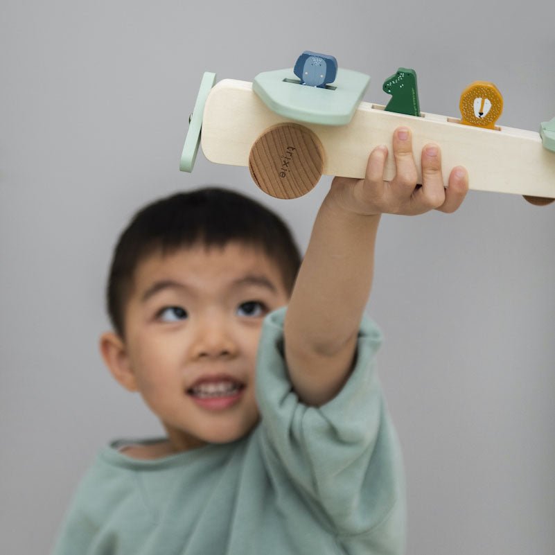 JUGUETE DE MADERA TRIXIE ·AVIÓN DE ANIMALES· - Happy Moments Baby