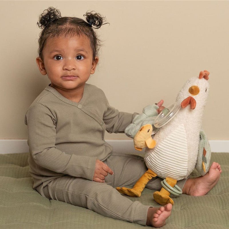 JUGUETE DE TELA LITTLE DUTCH ·GALLINA ACTIVIDADES LITTLE FARM· - Happy Moments Baby
