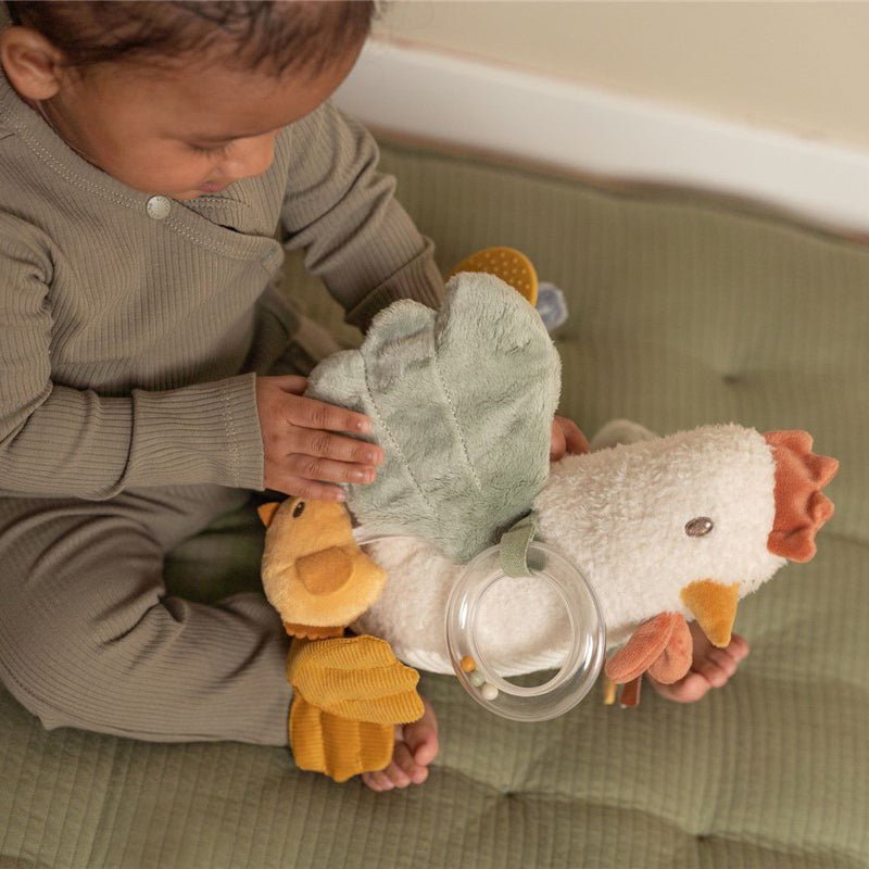 JUGUETE DE TELA LITTLE DUTCH ·GALLINA ACTIVIDADES LITTLE FARM· - Happy Moments Baby