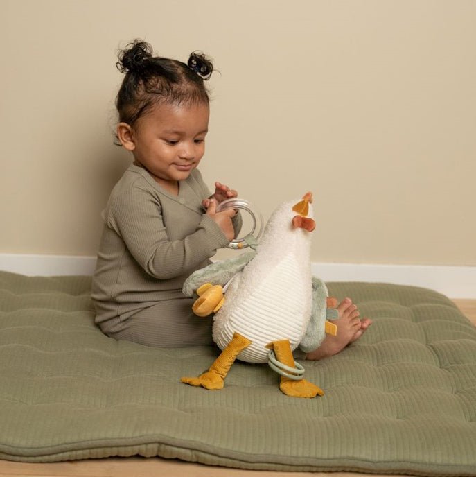 JUGUETE DE TELA LITTLE DUTCH ·GALLINA ACTIVIDADES LITTLE FARM· - Happy Moments Baby