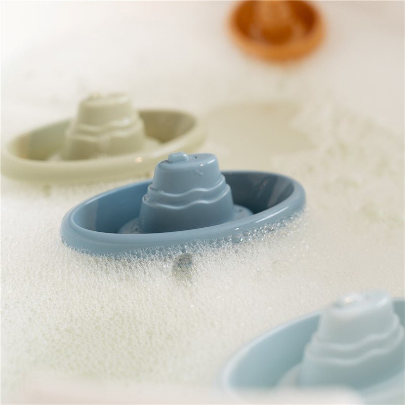 JUGUETE PARA EL BAÑO LITTLE DUTCH ·BARCOS APILABLES AZULES· - Happy Moments Baby