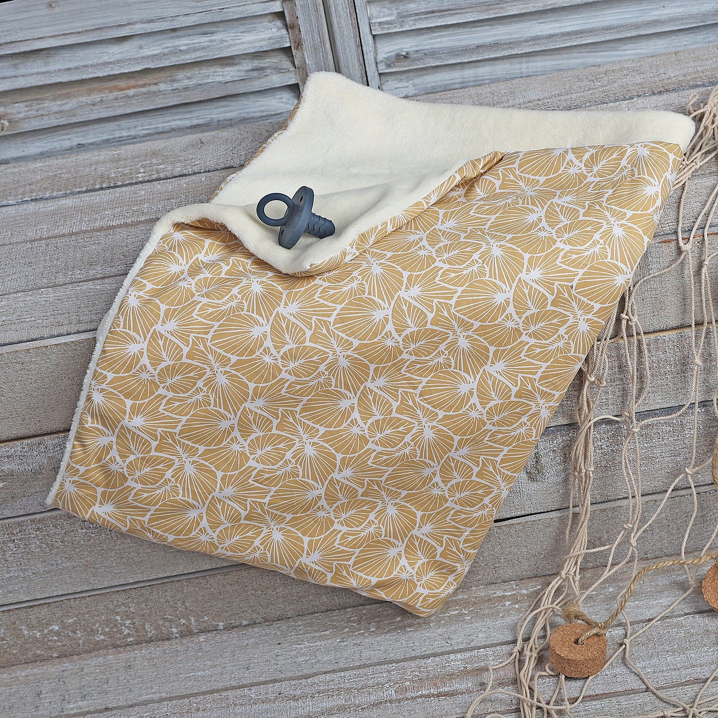 MANTA SUAVE BEBÉ ·HOJAS MOSTAZA· - Happy Moments Baby