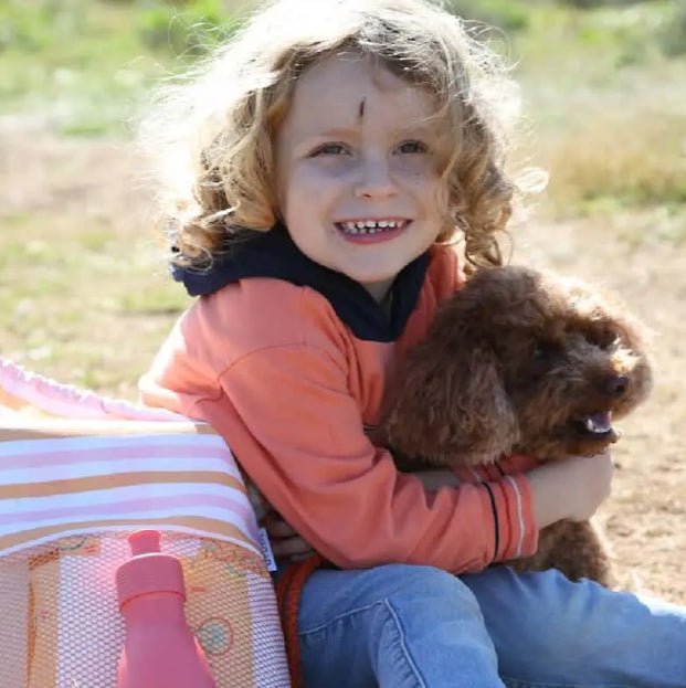 MOCHILA SACO ANTIARENA BTBOX ·CORAL Y MOSTAZA· - Happy Moments Baby