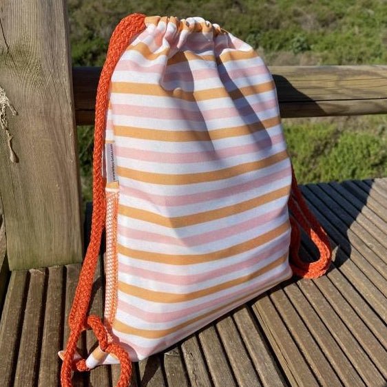 MOCHILA SACO ANTIARENA BTBOX ·CORAL Y MOSTAZA· - Happy Moments Baby