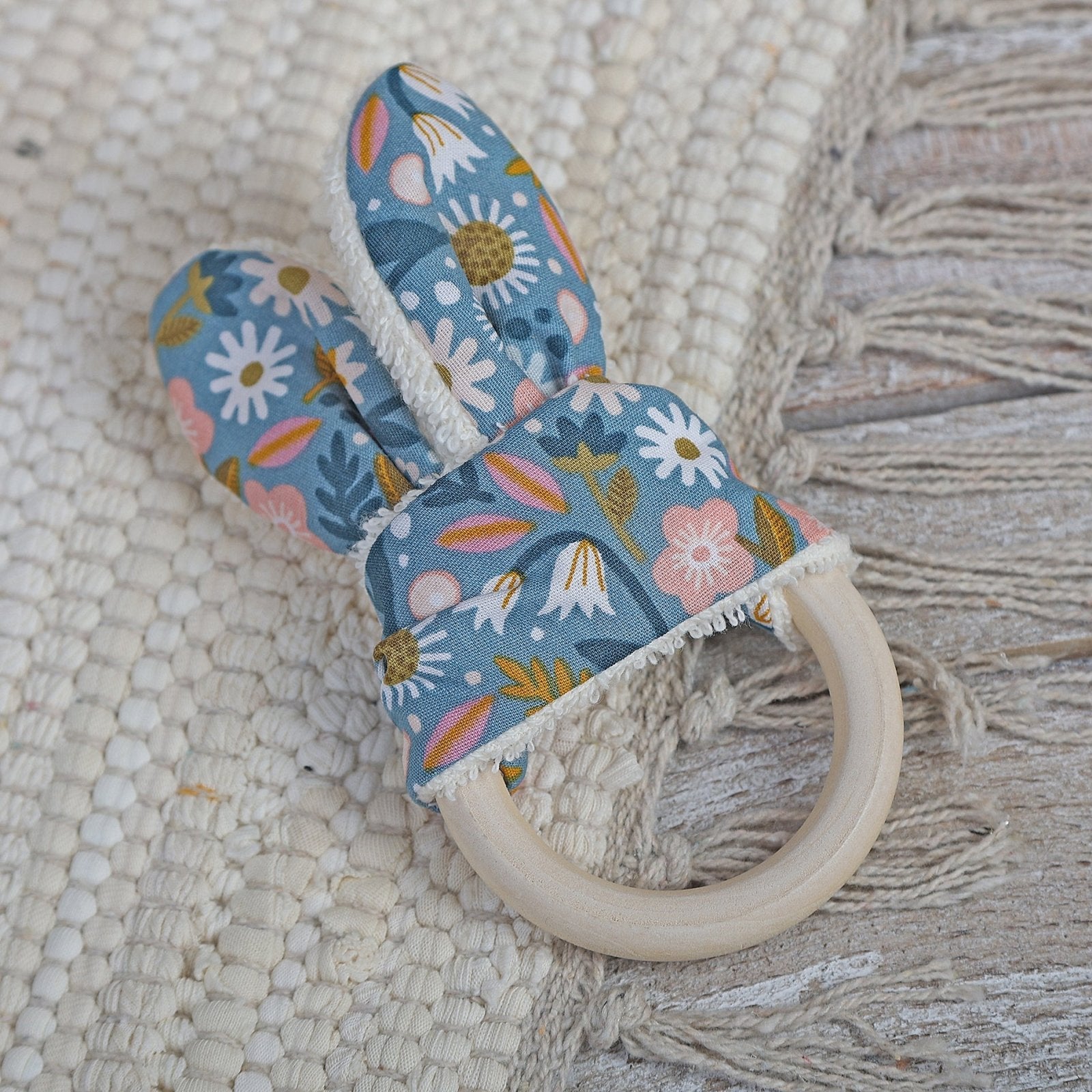 MORDEDOR DE OREJAS DE TELA ·PRIMAVERA· - Happy Moments Baby