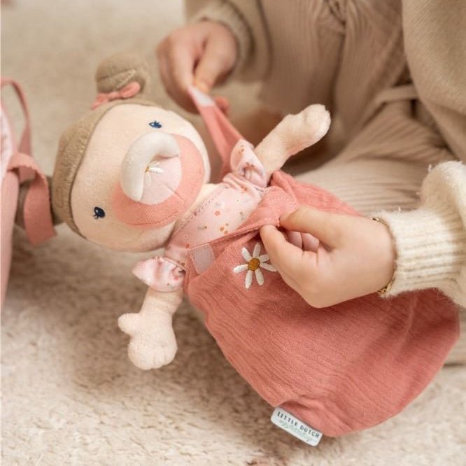 MUÑECA DE TELA LITTLE DUTCH ·BEBÉ ROSA CON CESTA Y ACCESORIOS· - Happy Moments Baby