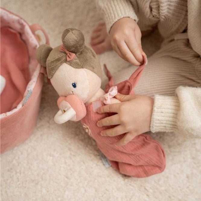 MUÑECA DE TELA LITTLE DUTCH ·BEBÉ ROSA CON CESTA Y ACCESORIOS· - Happy Moments Baby