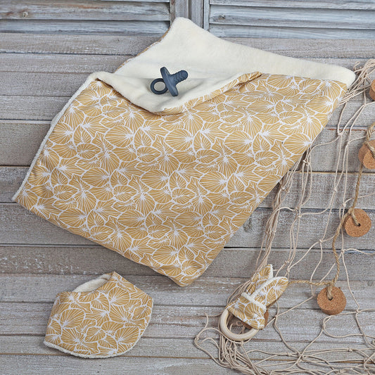 PACK NEWBORN: BANDANA MORDEDOR Y MANTA ·HOJAS MOSTAZA· - Happy Moments Baby
