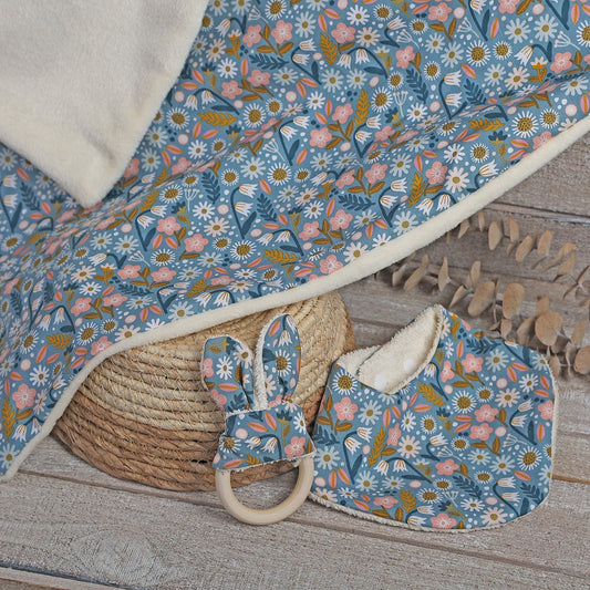 PACK NEWBORN: BANDANA MORDEDOR Y MANTA ·PRIMAVERA· - Happy Moments Baby