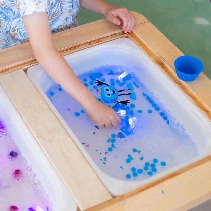 PERSONAJE Y 2 CUBOS DE LUZ PARA EL BAÑO GLOPALS ·BLAIR AZUL· - Happy Moments Baby