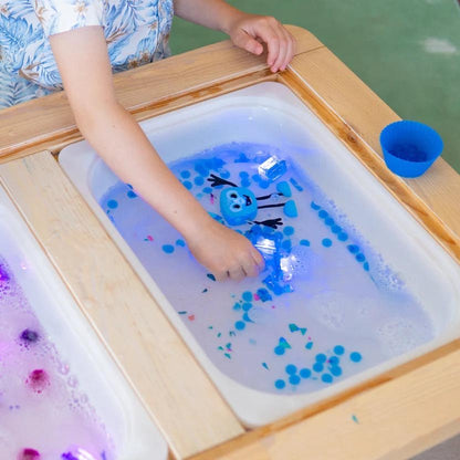 PERSONAJE Y 2 CUBOS DE LUZ PARA EL BAÑO GLOPALS ·BLAIR AZUL· - Happy Moments Baby