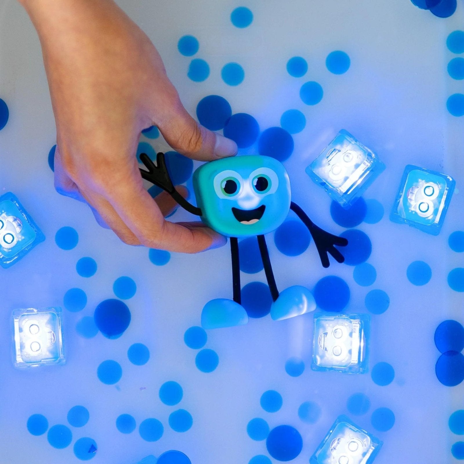 PERSONAJE Y 2 CUBOS DE LUZ PARA EL BAÑO GLOPALS ·BLAIR AZUL· - Happy Moments Baby