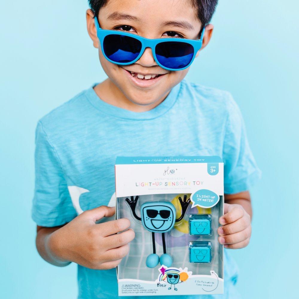 PERSONAJE Y 2 CUBOS DE LUZ PARA EL BAÑO GLOPALS ·BLAIR AZUL· - Happy Moments Baby