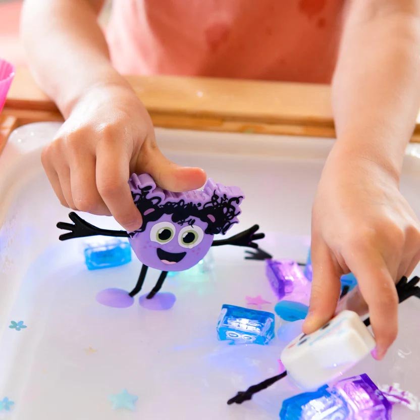 PERSONAJE Y 2 CUBOS DE LUZ PARA EL BAÑO GLOPALS ·LUMI LILA· - Happy Moments Baby