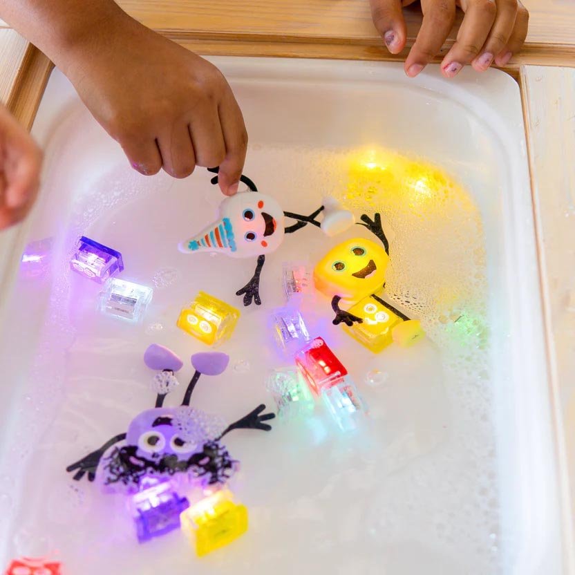 PERSONAJE Y 2 CUBOS DE LUZ PARA EL BAÑO GLOPALS ·PARTY MULTICOLOR· - Happy Moments Baby