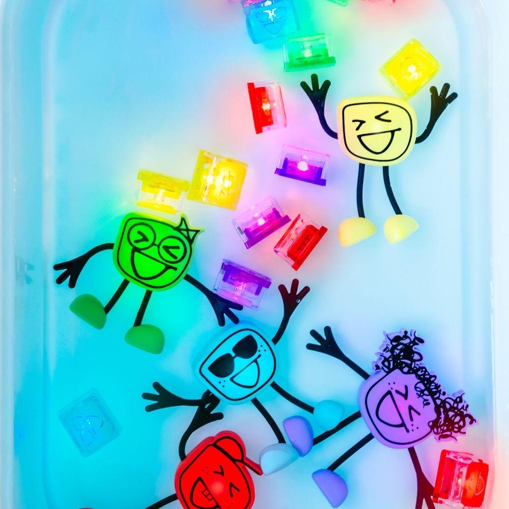 PERSONAJE Y 2 CUBOS DE LUZ PARA EL BAÑO GLOPALS ·PARTY MULTICOLOR· - Happy Moments Baby