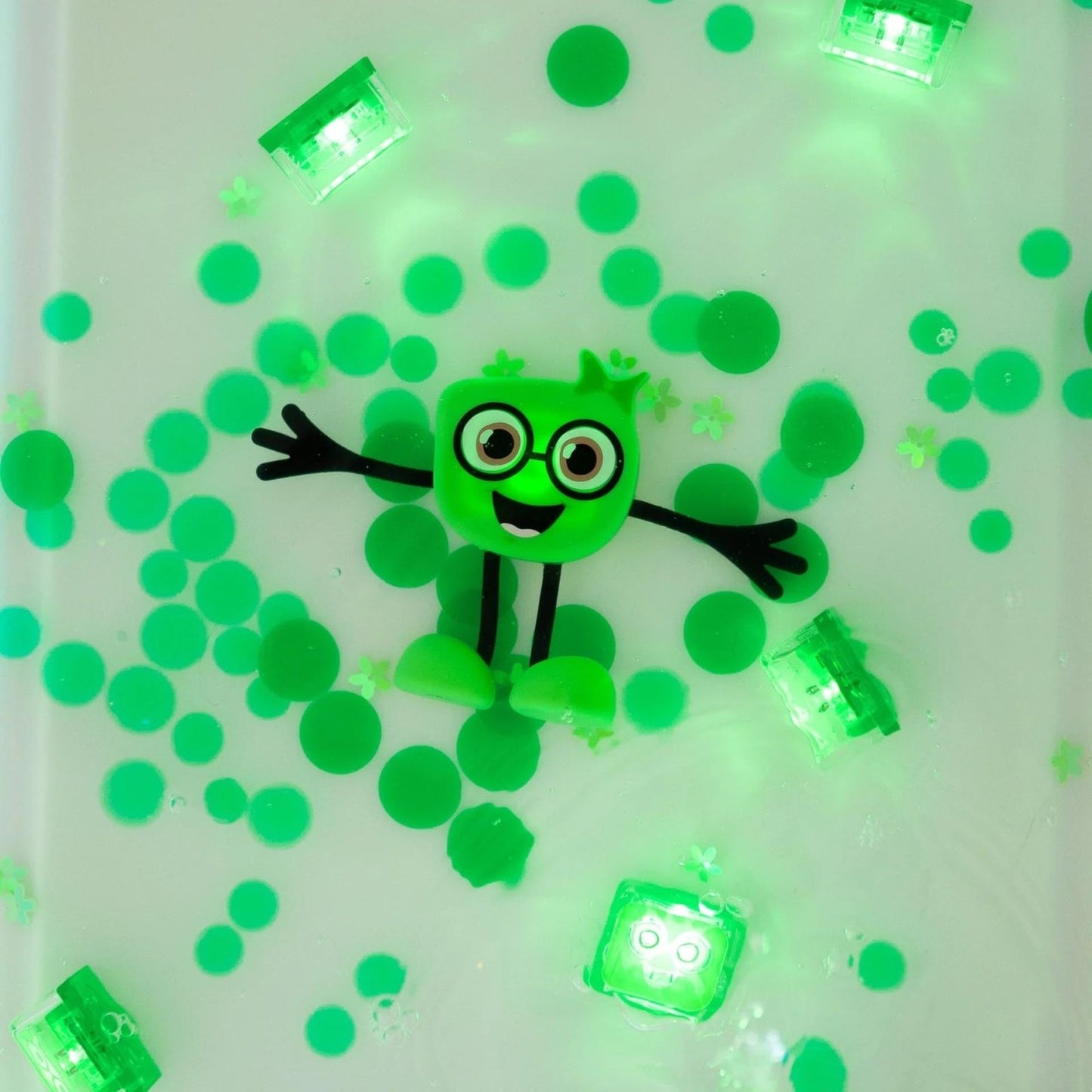 PERSONAJE Y 2 CUBOS DE LUZ PARA EL BAÑO GLOPALS ·PIPPA VERDE· - Happy Moments Baby