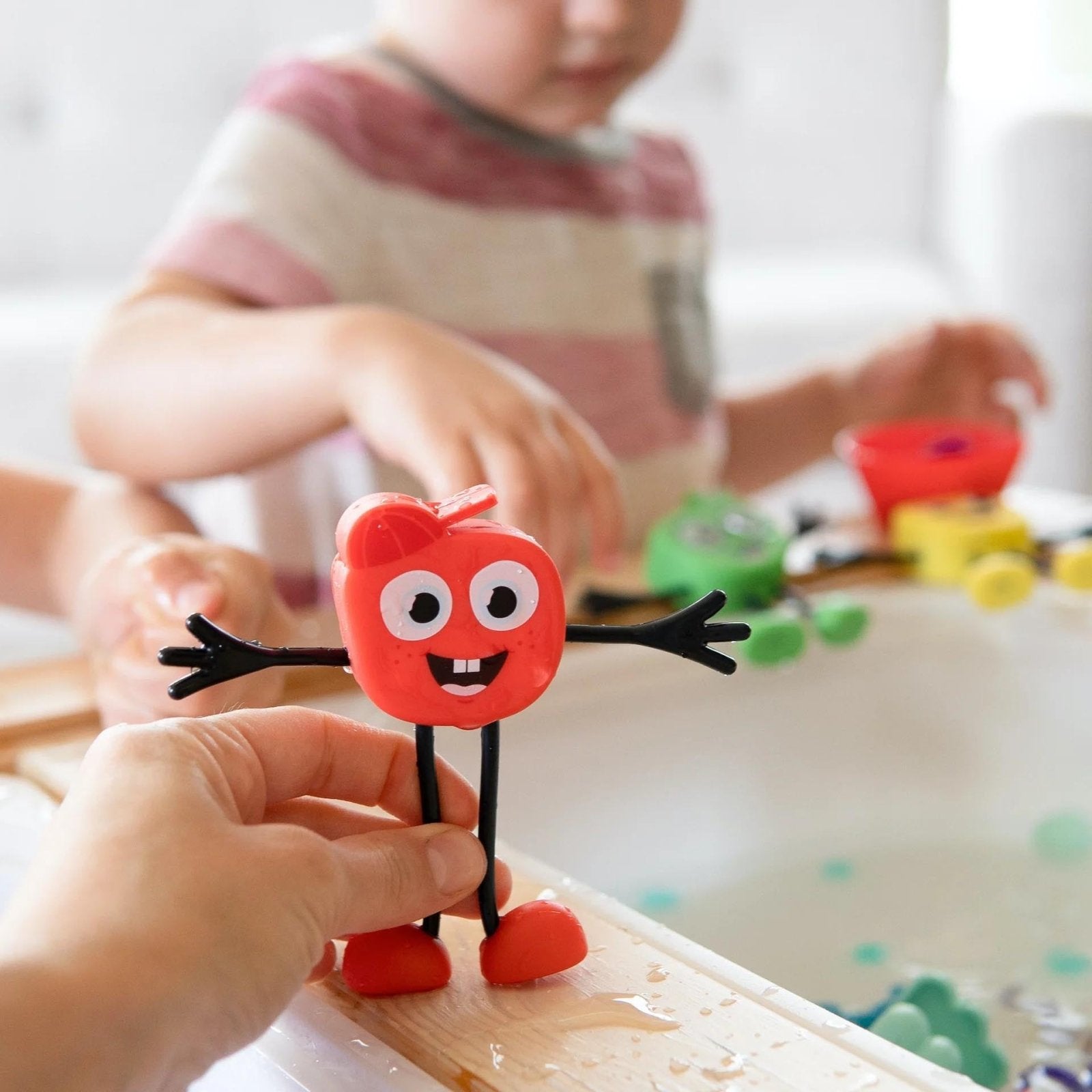 PERSONAJE Y 2 CUBOS DE LUZ PARA EL BAÑO GLOPALS ·SAMMY ROJO· - Happy Moments Baby