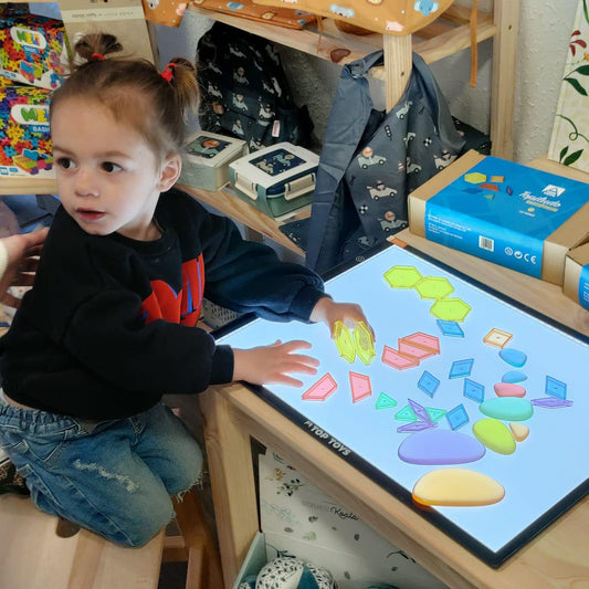 SET DE 140 UNIDADES DE FORMAS GEOMÉTRICAS DE COLORES TRANSLÚCIDAS TOPILUDO - Happy Moments Baby