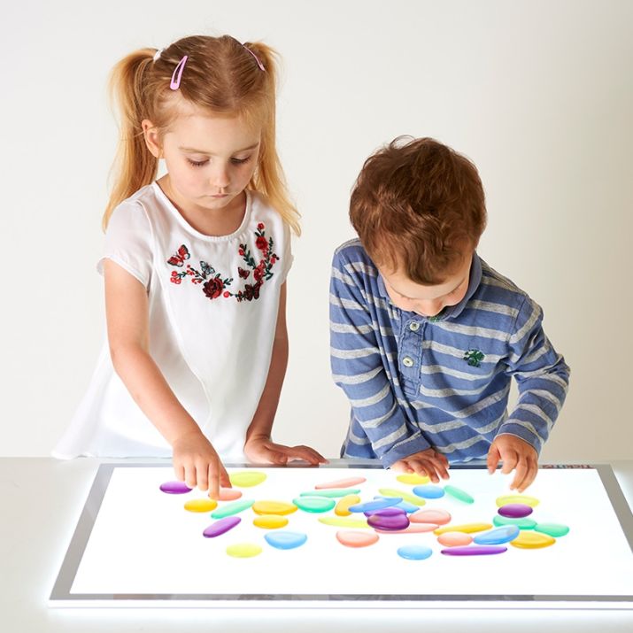 SET DE 36 UNIDADES DE PIEDRAS DE RÍO DE COLORES TRANSLÚCIDAS TOPILUDO - Happy Moments Baby