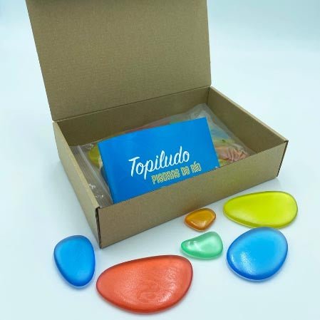 SET DE 36 UNIDADES DE PIEDRAS DE RÍO DE COLORES TRANSLÚCIDAS TOPILUDO - Happy Moments Baby